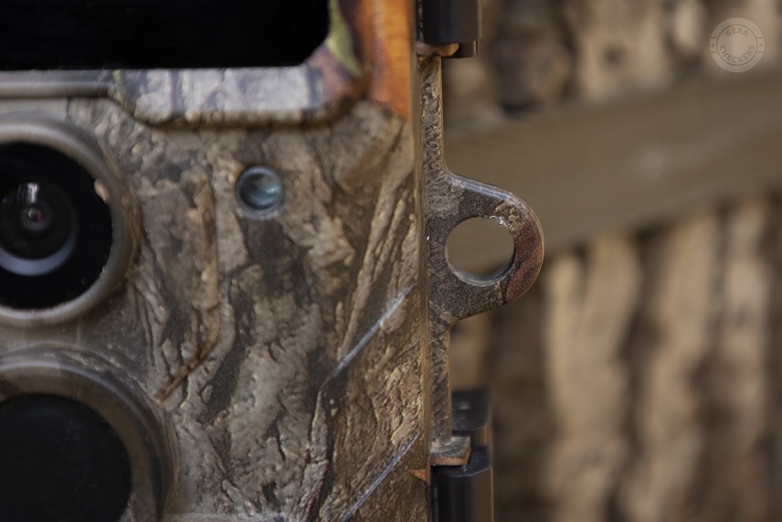 Na zamknutie sa dá použiť taktiež malý visiaci zámok, z boku je pripravené očko s priemerom 8 mm.