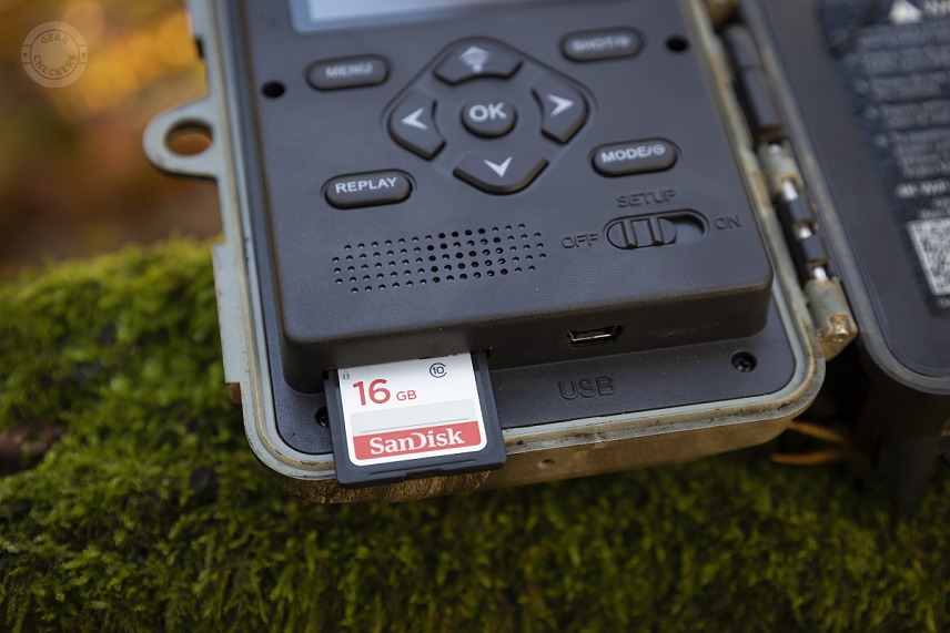 Na spodnej strane sa nachádza slot na pamäťovú kartu, ktorá môže mať kapacitu až 256 GB.