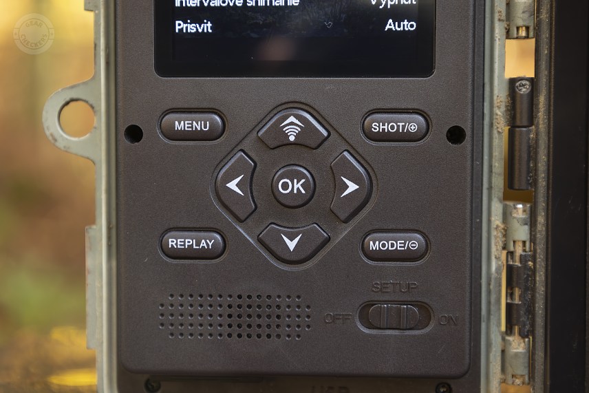 Ovládacie tlačidlá sú veľké a dobre rozmiestnené.