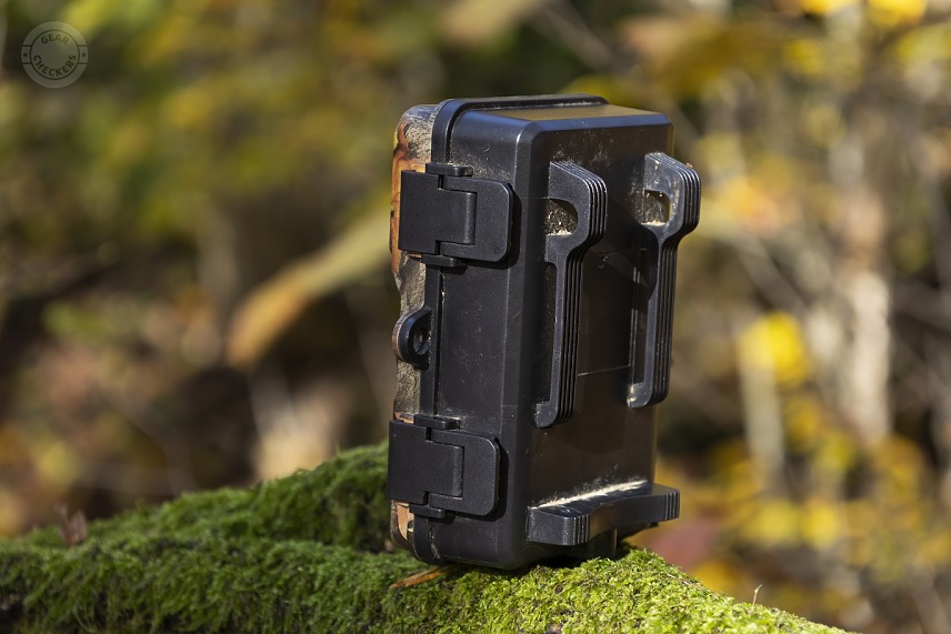 Zadná strana fotopasce je vybavená úchytom pre popruh a 8 mm lanový zámok.