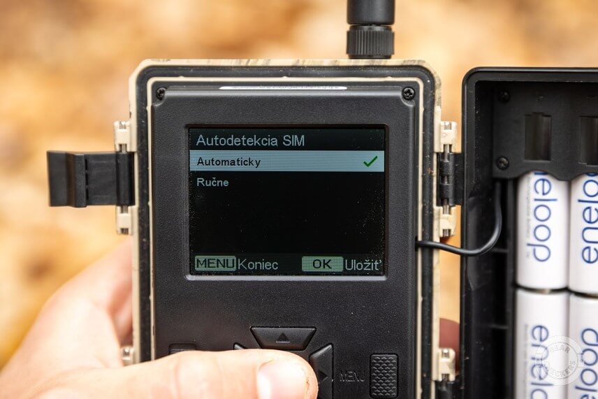 Názov fotopasce sa zadáva v položke Kam. - ID kamery - Zap. Medzi znakmi sa prepína tlačidlom MENU.