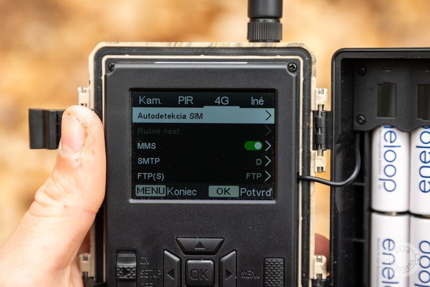 Názov fotopasce sa zadáva v položke Kam. - ID kamery - Zap. Medzi znakmi sa prepína tlačidlom MENU.