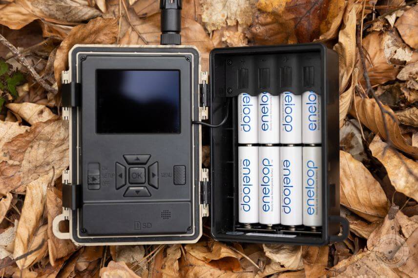 Nap&aacute;janie fotopasce zabezpečuje 8 AA bateriek alebo 12 V extern&eacute; nap&aacute;janie.