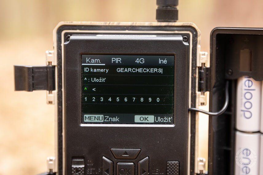 Názov fotopasce sa zadáva v položke Kam. - ID kamery - Zap. Medzi znakmi sa prepína tlačidlom MENU.