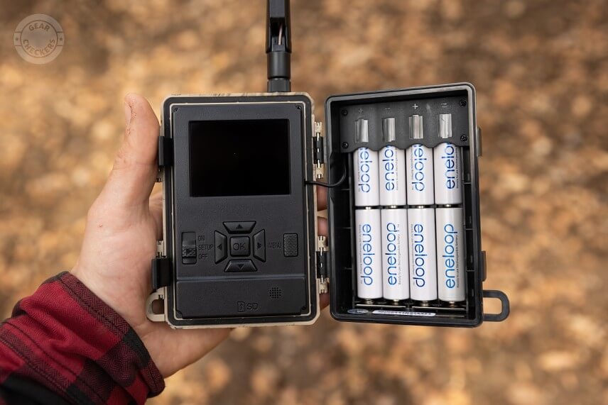 Použit&aacute; je otv&aacute;rateľn&aacute; kon&scaron;trukcia s displejom vo vn&uacute;tri.