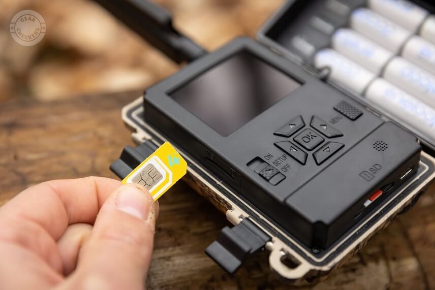 SIM karta mus&iacute; byť pred použit&iacute;m aktivovan&aacute;, slot sa nach&aacute;dza na lavej strane.