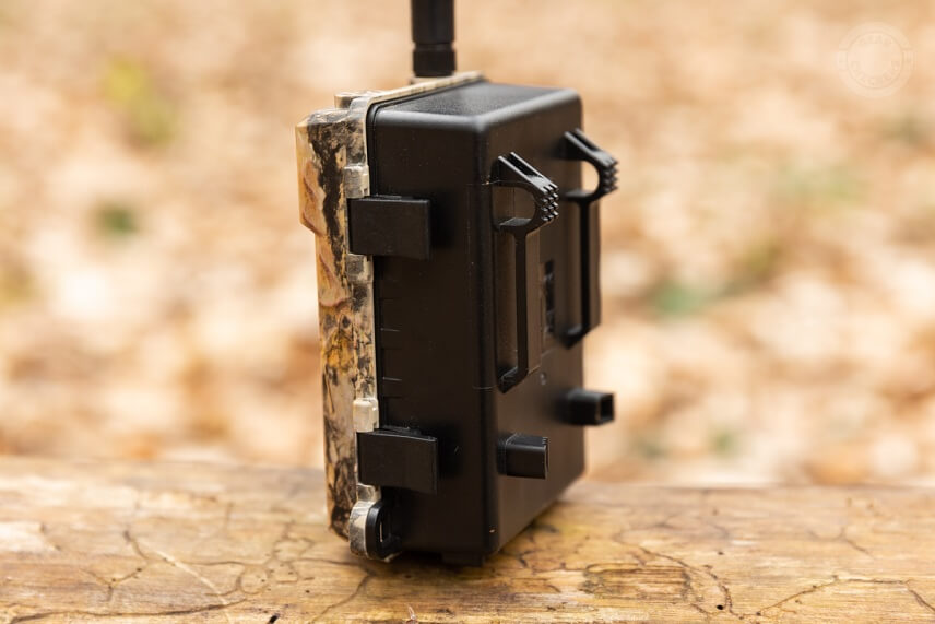 Zadn&aacute; strana fotopasce je určen&aacute; pre 8 mm lanov&yacute; z&aacute;mok, zboku sa nach&aacute;dza oko pre visiaci z&aacute;mok.