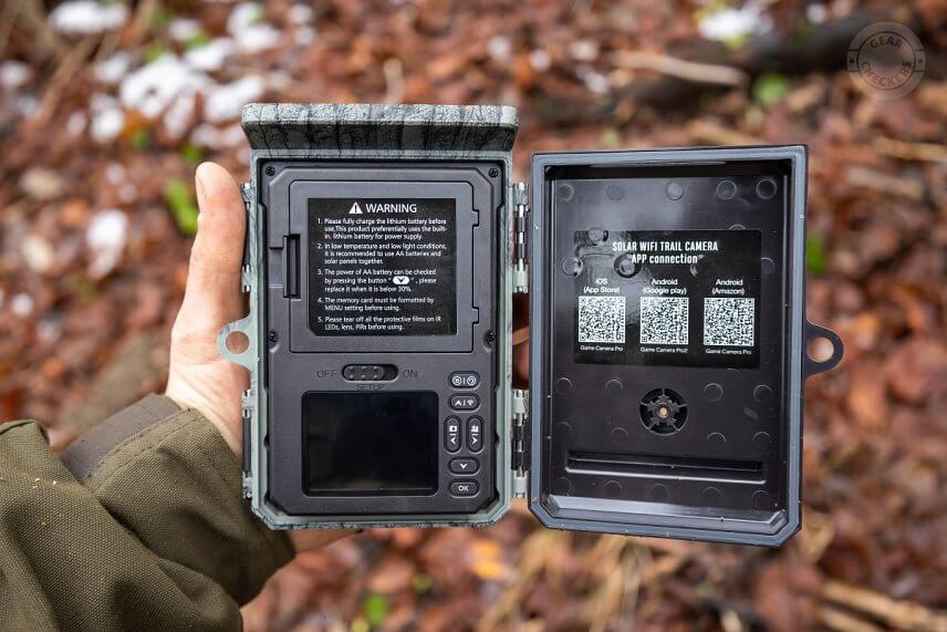 Má klasickú otvárateľnú konštrukciu. Displej a ovládacie prvky sú teda vo vnútri.