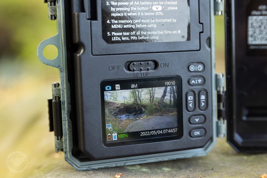 Modrá ikona solárneho panelu vlavo dole, indikuje dostatočne silné žiarenie pre dobíjanie zabudovanej batérie.