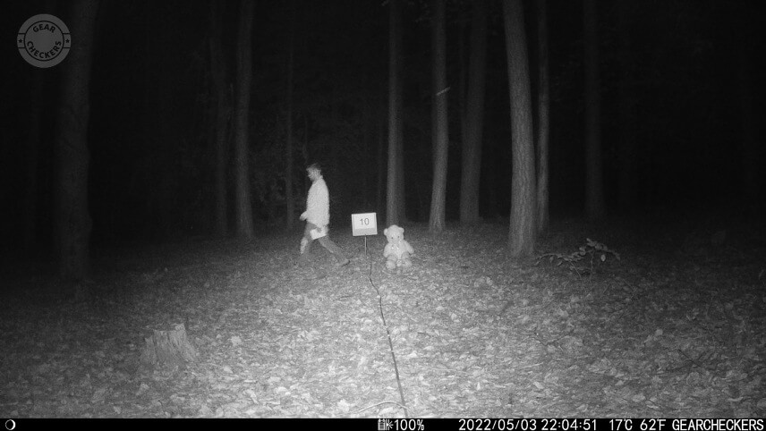 Vzdialenosť objektu od fotopasce: 10 m. Nočný prísvit v režime AUTO, expozičný čas 1/15s.