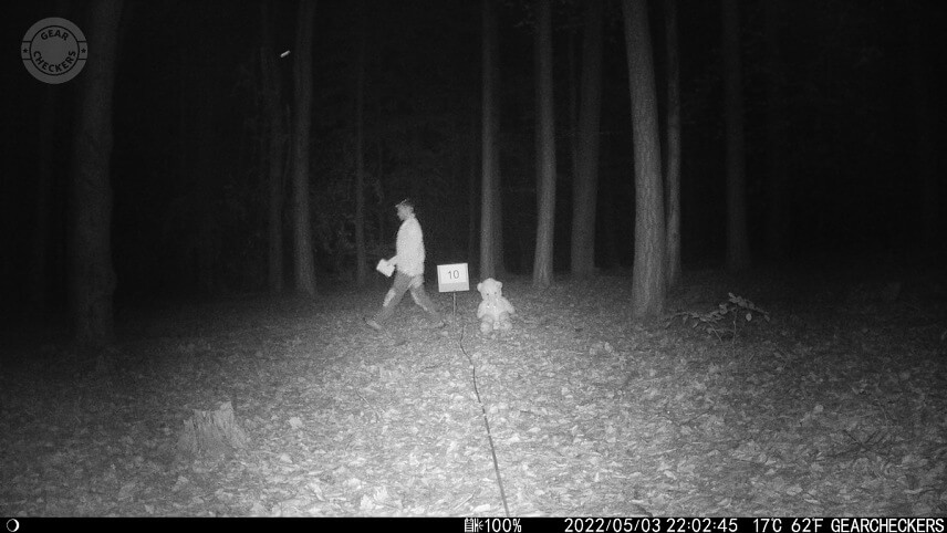 Vzdialenosť objektu od fotopasce: 10 m. Nočný prísvit v režime AUTO, expozičný čas 1/20s.