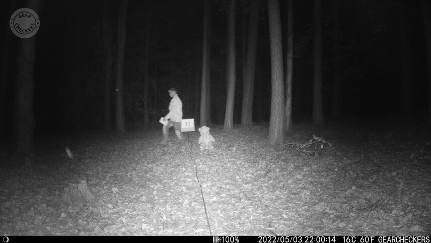 Vzdialenosť objektu od fotopasce: 10 m. Nočný prísvit v režime AUTO, expozičný čas 1/30s.