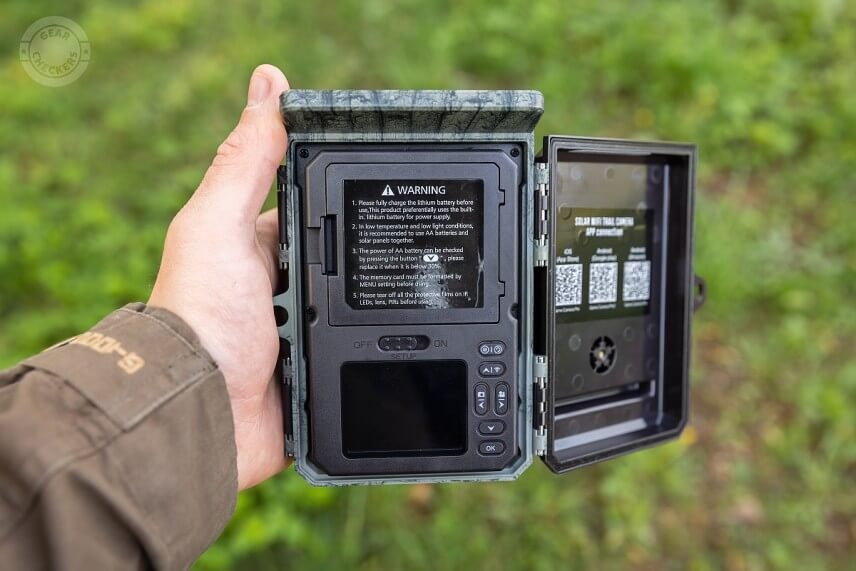 Otvárateľná konštrukcia v sebe ukrýva ovládacie prvky, 2” farebný displej, slot pre 32 GB microSD kartu a panel pre 4 AA batérie.