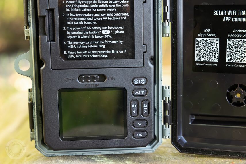 Ovládacie tlačidlá sú pomerne malé a blízko pri sebe, čo z hľadiska ergonómie trochu uberá na komforte používateľa.