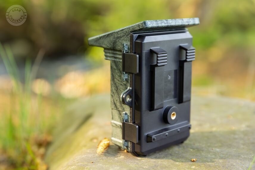 Fotopascu Wachman Solar je možné zabezpečiť pomocou 8 mm hrubého lanového zámku a visiaceho zámku so 7 mm strmeňom.