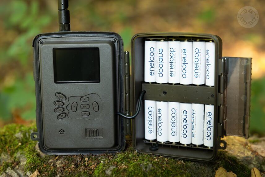 Welltar 7310 4G pojme až 12 ks AA batérii. Dokáže však fungovať aj so 4 alebo 8 AA batériami. Okrem toho môže byť napájaná aj externým zdrojom (6 / 12 V) alebo solárnym panelom.