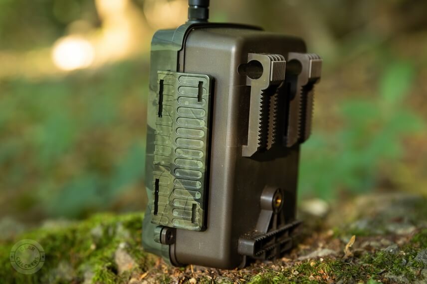 Zadná časť fotopasce Welltar 7310 4G je uspôsobená pre lanový zámok. Fotopasca sa dá taktiež uzamknúť malým visiacim zámkom.