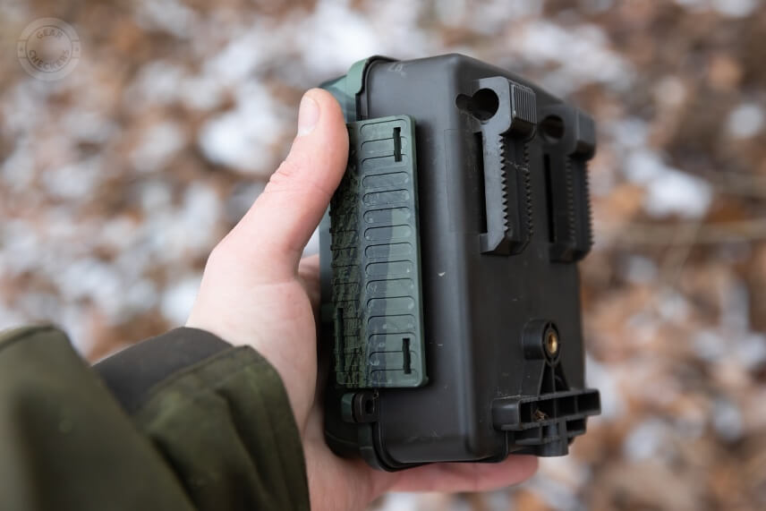 Zadná časť fotopasce Welltar 7310 je kompatibilná s 8 mm lanovým zámkom.