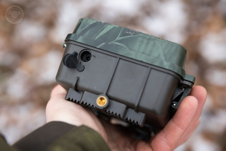 Konektor pre 6 / 12 V externé napájanie sa nachádza na spodnej strane.