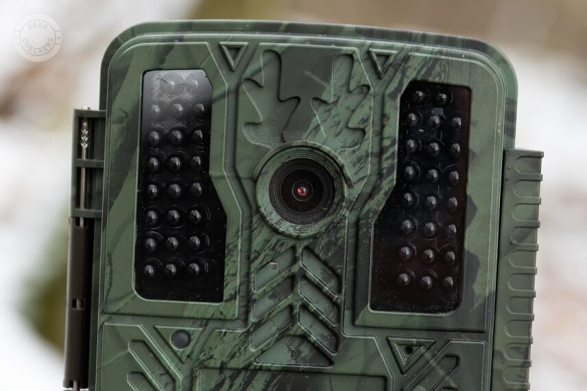 Po stranách sa okolo objektívu nachádza panel nočného prísvitu so 46 LED diódami a neviditeľným vlnovým spektrom 940 nm.