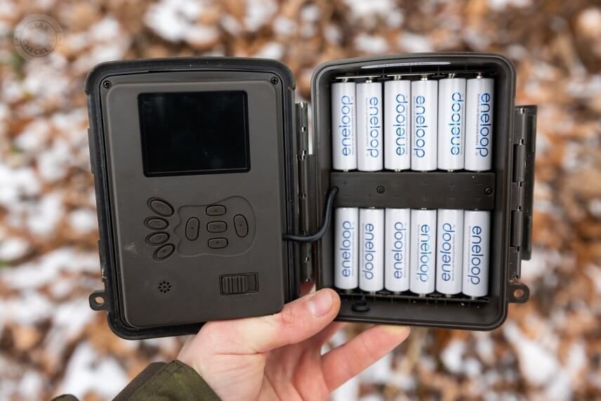 Vo vnútri sa nachádza displej, ovládacie prvky, pamäťová karta a batérie.