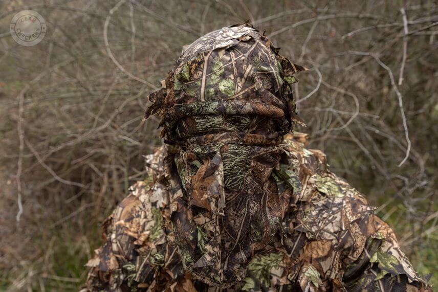 Jemná sieťka zakrýva oči a dokonale maskuje tvár. Slúži taktiež ako ochrana pred hmyzom.