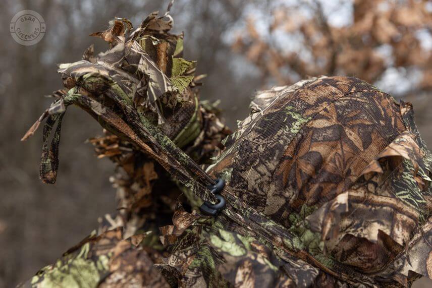 Na prispôsobenie kukly slúžia 2 sťahovacie šnúrky s poistkami.