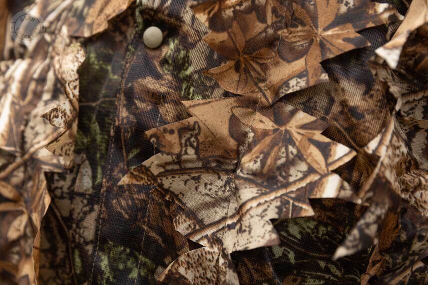 Maskovací oblek Deerhunter je ušitý z ľahkej sieťoviny s maskovacím vzorom. Vizuálny 3D efekt zabezpečuje našitá imitácia listov.