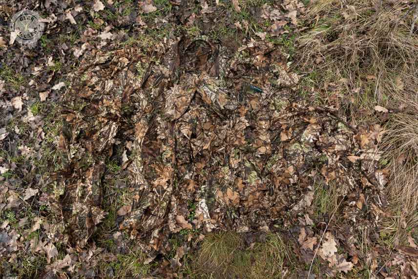 Maskovací oblek Deerhunter 3D Sneaky - na správnom podklade ho ťažko vôbec rozoznať.