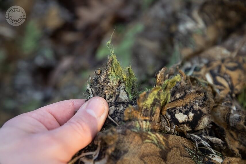 Rozstrapkané konce maskovacích lístkov.