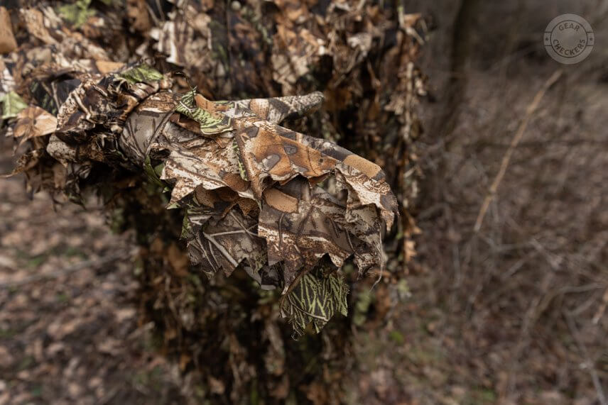 Imitácia listov na vonkajšej strane rukavíc.