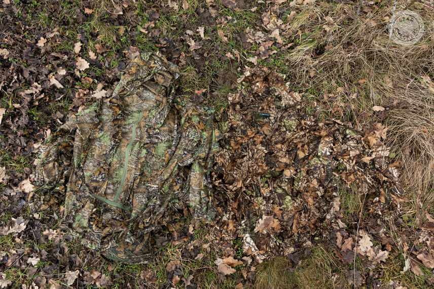 Rozdiel medzi starým oblekom (vlavo) a novým (vpravo) je vo farbe a maskovacom vzore. Okrem toho sa starý oblek zapínal na zips, zatiaľ čo nový na cvoky.