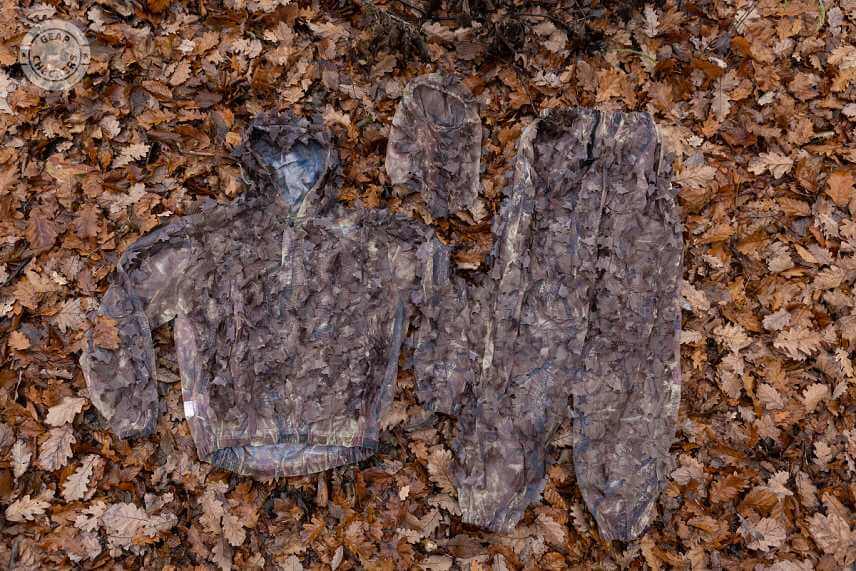 Súčasťou maskovacieho kompletu je blúza s kapucňou, nohavice a kukla.