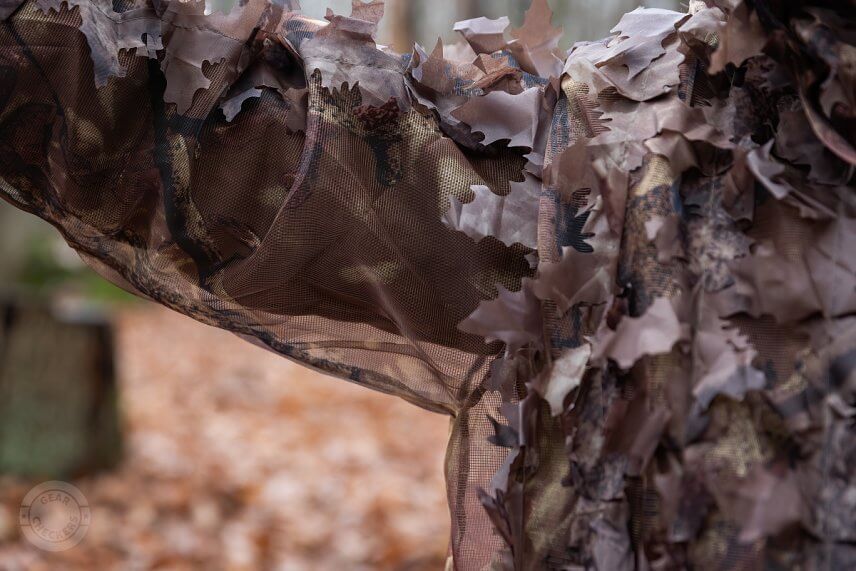Maskovacie listy chýbajú na vnútornej strane rukávov a bokoch blúzy, kde by používateľa zbytočne obmedzovali v pohybe.