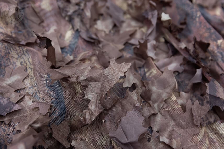 Hlavnú rolu v maskovaní zohrávajú našité listy, ktoré vytvárajú 3D efekt a rozbíjajú siluetu človeka.